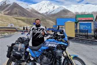Mit dem Motorrad auf Weltreise: Eine magische Tour zur Grenze Chinas - Sebastian Meyer am Khunjerab.