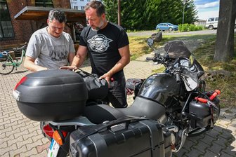 Mit dem Motorrad um die halbe Welt: Ein Chemnitzer und die Suche nach der großen Freiheit - Motorradexperte Andi Bellmann (rechts) hat das Motorrad von Uwe Krauß umgebaut. Anfang August wird die Maschine nach Chile verschifft.