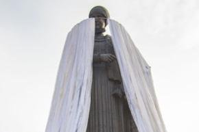 Annaberg-Buchholz feiert 500 Jahre Barbara Uthmann. Mit der Enthüllung des Spitzenumhangs am Denkmal der bedeutendsten sächsischen Unternehmerin des 16. Jahrhunderts auf dem Marktplatz wurde am Freitagaend das Festwochenende eröffnet. Der Umhang, der aus rund 3300 Bändern besteht, ist von Klöpplerinnen aus ganz Europa gefertigt worden. 