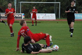 Mit dem peitschenden Regen kommt die Wende: Lunzenauer Fußballer schlagen den Spitzenreiter - Mit dem einsetzenden Regen in der zweiten Halbzeit entwickelte sich eine kampfbetonte Partie. Mittendrin war plötzlich Alexander Dartsch, der hier von Justin Plietzsch umgegrätscht wird.