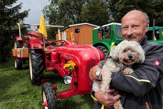 Mit dem Porsche-Diesel-Traktor zum Oldtimertreffen: Erzgebirger reist samt Hündin Susi an - Klaus Martin aus Hermannsdorf war mit seinen Porsche-Diesel-Traktoren beim Oldtimertreffen in Geyer dabei. Seine Hündin Susi fährt fast immer mit ihm mit. Für sie gibt es ein Extra-Körbchen.