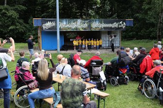Mit dem Rollstuhl auf Tour durchs Erzgebirge - Der Waldplatz in Oberpfannenstiel war Startpunkt. Dort gab es zunächst ein Kulturprogramm.