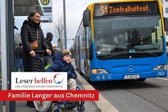 Mit dem Rollstuhl im Bus: Jakob und seine tägliche Herausforderung - Katja Langer mit Jakob an der Bushaltestelle vor der Schule. Mit der 51 geht es erst in die Innenstadt und dann ins Heckert-Wohngebiet.