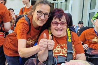 Mit dem Rollstuhl quer durch die Stadt: Diese beiden Chemnitzerinnen machen seit Jahrzehnten bei der Rollitour mit - Evelyn Höfer (r.) und ihre langjährige Freundin Anke Jänsch machen seit Jahren gemeinsam bei der Rollitour des ASB-Wohnzentrums für körperlich schwer behinderte Menschen mit.