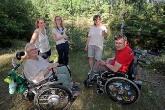Mit dem Rollstuhl zum Rosensee - Barriere-Tester schauen genau hin - Heike Rienäcker, Judith Schönherr, Annegret Thalwitzer, Kerstin und Falk Galko (von links) schauten sich am Rosensee um.
