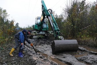 Mit dem Schreitbagger ins Schlammloch: Der Rückbau der Strecke von „Rund um Zschopau“ hat begonnen - David Arnold und sein Sohn Henry Kunze helfen Baggerführer Sebastian Bräuer bei der Rekultivierung des Börnichener Schlammlochs.