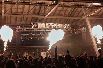 Mit dem Shuttlebus zum Rockfest nach Luby - Die Rammstein-Coverband RCZ, hier 2023 in Oelsnitz, spielt Samstag in Schönbach/Luby.