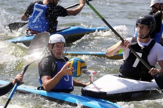 Mit dem Silberrang zur zweiten Chance - Niklas Reimers (am Ball) vom KSV ist bereits beim Spieltag auf dem Glauchauer Stausee gut in Form gewesen. Bei den Play-offs zur 1. Kanupolo-Bundesliga war er am Wochenende in Essen mit sieben Treffern zweitbester Schütze seines Teams.