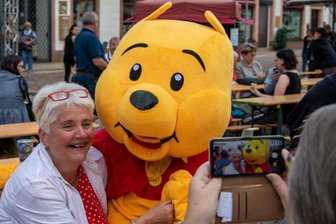 Das Bär-Maskottchen war nicht nur bei jüngeren Besuchern gefragt. Auch die Penigerin Petra Rosin ließ sich mit ihm fotografieren.