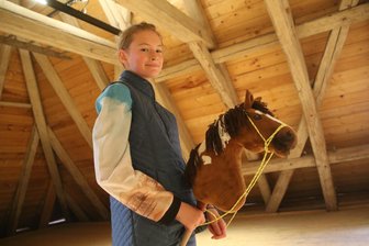 Mit dem Steckenpferd zum Sport: Hobby-Horsing begeistert Kinder auf Schloss Augustusburg - Enola Götzel hat das Ferienprogramm Hobby-Horsing auf Schloss Augustusburg getestet.