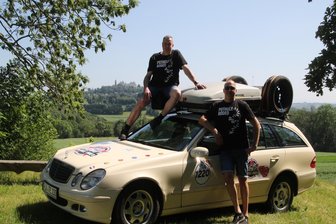 Mit dem Taxi über den Balkan: Zwei Augustusburger fahren bei Schlagloch-Rallye durch zwölf Länder mit - Marcel Langer und Roberto Gataz (v.l.) starteten mit ihrem Balkan-Taxi in Augustusburg.
