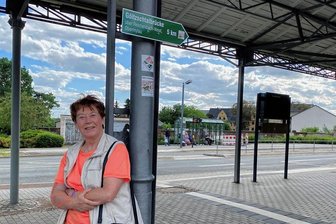 Mit dem Taxi zur Göltzschtalbrücke? „Sie können auch laufen“, sagt Brückenführerin Regina Möller - in Reichenbach und Netzschkau gibt’s neue Wegweiser - Stadt- und Brückenführerin Regina Möller am neuen Wegweiser vom Bahnhof Reichenbach zur Göltzschtalbrücke. Auf den fünf Kilometern finden sich zwei weitere dieser von den Stadtwerken gesponserten Schilder.