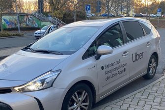Mit dem Uber ins Chemnitzer Umland und zurück: Das müssen Sie beachten - Mietwagenfirmen sind in Chemnitz mit einem Uber-Werbeaufdruck unterwegs.