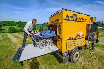 Mit dem Unimog in den Urlaub: Wie Jonas Anders mit Duchenne seinen Alltag meistert - Mit dem Geländewagen geht die Familie Anders aus Bobritzsch auf Reisen. Über eine Rampe schiebt Vater Frank Jonas ins Auto.