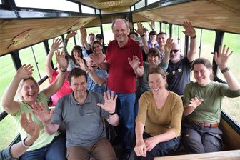Mit dem Vogtland-Express ins Erzgebirge: Besonderes Angebot zum Schneeberger Bergstreittag - Peter Aechtner (Mitte), Betreiber der Vogtland-Express-Kleinbahn, will Gäste aus dem Vogtland zum Bergstreittag nach Schneeberg fahren.