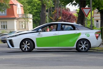 Mit dem Wasserstoffauto zwischen Dresden und Hamburg: Das berichtet ein Pendler - Paul Roman Ograbisz fährt dienstlich ein Wasserstoffauto. Der Tank seines Toyota Mirai fasst fünf Kilo Treibstoff. Allerdings gibt es bundesweit nur 95 Zapfstellen, in Sachsen sind es drei.