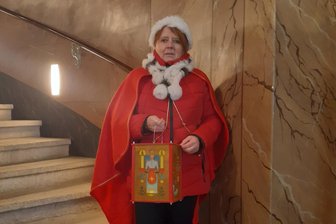 Mit dem Weihnachtswichtel auf Tour durch das historische Greiz - Johanna Kühnast ist in das Kostüm des Weihnachtswichtels geschlüpft.