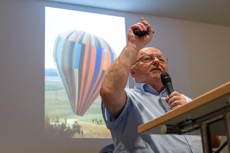 Mit dem Wind in den Westen: Wie zwei Familien vor 46 Jahren auf spektakuläre Weise aus der DDR flüchteten - Günter Wetzel zeigt ein Bild des Originalballons, der heute im Heimatmuseum der Stadt Naila ausgestellt ist.