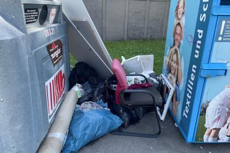 „Mit dem Zeug kann man sich eine Wohnung einrichten“: Illegale Müllentsorgung auf dem Freiberger Wasserberg - Illegal entsorgt: Unrat türmte sich an diesen Altglas- und Kleidercontainern in Freiberg.