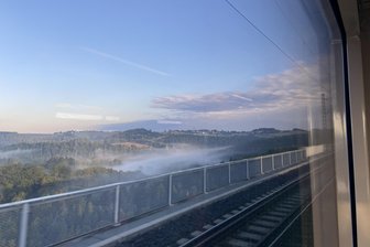 Mit dem Zug durch Sachsen: Warum ich Autofahren so satt habe - Wolken wie Zuckerwatteberge: An vielen Tagen ist der Ausblick bei einer Zugfahrt über die Göltzschtalbrücke malerisch schön.