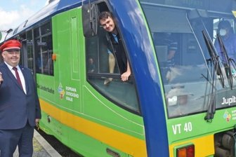 Mit dem Zug unterwegs zwischen Sachsen und Böhmen - Fahrdienstleiter Holger Findeisen gab am Samstag in Cranzahl Triebfahrzeugführer Petr Fudor das Abfahrtssignal zur ersten Tour aus Deutschland.