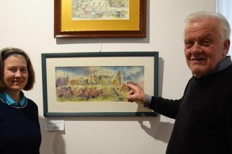 Mit den Augen eines Architekten - Ulrich Leipoldt, Weggefährte von Udo Müller, hat sich in der neuen Ausstellung des Neuberin-Museums umgeschaut. Dabei plauderte er mit Museumsleiterin Martina Bundszus auch über die Entwicklung von Bauten auf den Bildern, wie hier das ehemalige Plauener Schloss, auf dessen Gelände sich heute die Studienakademie befindet. 