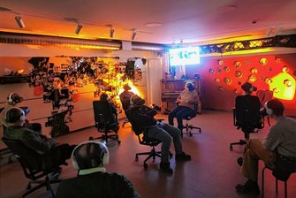 Mit den Goldgräbern in einem Boot: Einzigartiges Erlebnis im Puppentheater Zwickau - Völlig eingetaucht in die VR-Welt: Das Publikum beim Stück "Die Goldgräber" im Foyer des Puppentheaters Zwickau.
