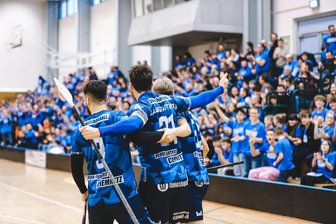 Mit der blauen Wand gegen den Rekordmeister: Chemnitzer Floorballer wollen ins Finale um die Deutsche Meisterschaft - Wenn es nach den Floor Fighters geht, soll es genau so am Samstag in der Hartmannhalle und am Sonntag in der Schloßteichhalle aussehen: Jubelnde Chemnitzer Spieler vor einer blauen Wand.