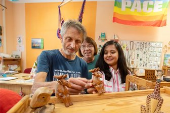 Mit der Blue Card nach Deutschland: Was dieser jungen Inderin am Vogtland besonders gefällt - Im Laden des Vereins Wir in einer Welt: die Vorstandsmitglieder Bernd Haßler und Ulrike Liebscher (Mitte) haben zu der Inderin Nirali Patal ein beinahe schon familiäres Verhältnis.