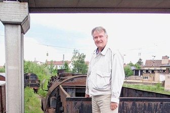 Mit der Dampflok in die Freiheit: So flohen zwei Plauener vor 60 Jahren aus der DDR - Peter Richter im Jahr 2013 auf einer Lok der Baureihe 22 im Bayerischen Eisenbahnmuseum in Nördlingen. Nur hier existieren nach seinen Angaben noch zwei Exemplare dieser Lok. Richter steht vor dem geöffneten Mannloch. Durch eine solche Öffnung war er vor 60 Jahren in den Tank geklettert, ins Wasser getaucht - und so nach Westdeutschland geflüchtet. 