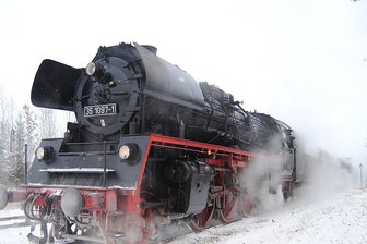 Mit der Dampflok von Falkenstein nach Gunzen - Alles einsteigen, so heißt es am zweiten Adventssonntag am Bahnhof Falkenstein. Mit der Dampflok geht es nach Gunzen zum Weihnachtsmarkt.
