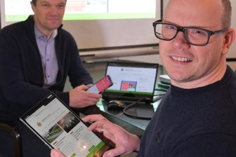 Mit der Dorffunk-App aktuell informiert - Steffen Bartzsch und Martin Ferkinghoff (v. l.) gehören zu den Gestaltern der App, die in Langenau, Gränitz und Oberreichenbach seit kurzem genutzt werden kann.