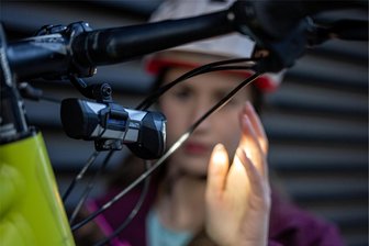 Mit der Dunkelheit kommt die Gefahr: Das sollten Radfahrer über ihr Licht wissen - Was die ersten Schneeflocken für Autofahrer mit Sommerreifen sind, ist die Zeitumstellung Ende Oktober für Radfahrer: Plötzlich wird „Sehen und Gesehenwerden“ wichtig.