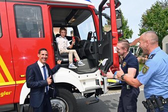 Mit der Feuerwehr und im Quad zur Schule: Erstklässler Liam und Frieda schießen in Oederan den Vogel ab - 