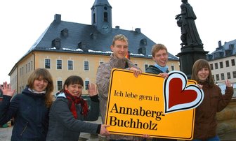 Mit der Heimatzeitung in den Frühling - 
              <p class="artikelinhalt">Jung an Jahren und gern in Annaberg-Buchholz zu Hause: Susanne, Sarah, Clemens und Clemens sowie Franziska (v.l.n.r.) vom Landkreisgymnasium St. Annen auf dem Markt ihrer Heimatstadt. </p>
            