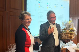 „Mit der heutigen Bürokratie nicht zu vergleichen“: Kämmerin von Frauenstein verabschiedet sich nach 38 Jahren - Frauensteins Kämmerin Carola Kern bei der offiziellen Verabschiedung durch den Bürgermeister Reiner Hentschel.