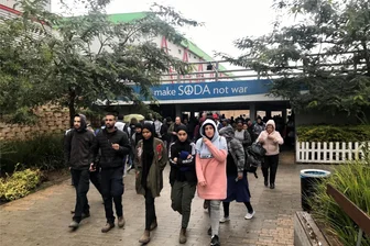 Mit der Landeszentrale für politische Bildung in Israel und Palästina: Im Strudel des Nahostkonflikts - „Macht Soda, keinen Krieg“: Arbeiter von Sodastream in Israel beim Schichtwechsel.