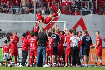 Mit der Leiter in die Kurve: So wurde Mike Könnecke in seinem Abschiedsspiel von den Fans des FSV Zwickau gefeiert - Hoch soll er leben! Mike Könnecke wird von den Mitspielern verabschiedet.