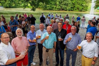 Mit der neuen Fontäne im Plauener Stadtpark geht für einen Mann ein Traum in Erfüllung - Volker Barthel (2. von links) vom Verein der Freunde Plauens hatte am Montagabend im Kreise weiterer Akteure gut lachen: Seine Idee zur Wiederbelebung der seit 1959 bestehenden Wasserspiele im Stadtparkteich ist Wirklichkeit geworden. Darauf erhob er mit André Weis von der Firma Weisbau, Thomas Münzer von Sternquell, Oberbürgermeister Ralf Oberdorfer, Vereinsmitglied Frank Beer, Frank Vogler von der Firma Elektrotechnik Plauen, Volker Albrecht von der Firma WTA Vogtland und Sternquell-Geschäftsführer Jan Gerbeth (von links) den Bierbecher.