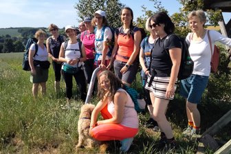 Mit der Pilger-Pfarrerin durchs Vogtland: Für 120 Euro wird aus Triebel Santiago de Compostela - Auf dem Wachhübel von Waldkirchen - vogtländische Pädagoginnen pilgern mit Pilger-Pfarrerin Inge Theilemann (links).