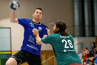 Mit der Portion Extra-Motivation - Rückraumspieler Sebastian Poppitz (am Ball) war am Samstag kaum zu stoppen. Mit sieben Toren avancierte er zum besten Werfer beim HC Glauchau/Meerane.