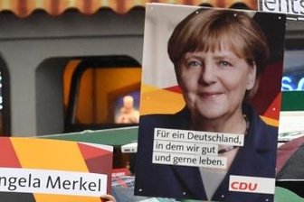Mit der Raute im Radau - Merkel-Fans und Merkel-Gegner bei einem Auftritt der Kanzlerin vergangene Woche in Torgau. Die 63-Jährige will weitere vier Jahre regieren - obwohl sie seit der Flüchtlingskrise so umstritten ist wie noch nie.            