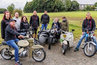 Mit der "Simme" zum Kartoffelfest in Mildenau - Freuen sich schon auf das Oldtimertreffen am Samstag: Andy Neubert (3. von rechts) mit seiner Familie in seiner Touren-AWO mit Seitenwagen und weitere Mitglieder der "Eastgermanbikes". 