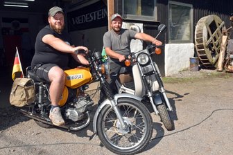 Mit der Simson an den Balaton: Wie sich zwei Gahlenzer mit maximal 45 km/h durchschlugen - Die Brüder Steve Paul (27) und Markus Paul (36) aus Gahlenz sind auf Road-Trip gegangen. Mit dem Simson-Zweirad waren sie im August auf Urlaubstour nach Ungarn. 