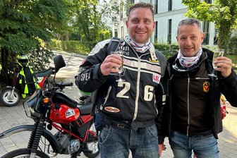 Mit der Simson an die Ostsee: Knapp 500 Kilometer mit Tempo 60 - Nach gut elf Stunden mit dem Moped von Hainichen bis Usedom: Andreas Künzl (l.) und Daniel Steiner können in Heringsdorf auf ihre erfolgreiche Ostsee-Challenge anstoßen.