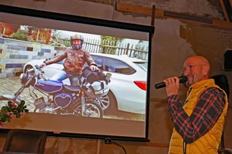 Mit der Simson unterwegs auf der „Route des Ostens“: Was dieser Plauener auf einer Reise entlang der früheren F 96 mit dem Moped erlebte - Stefan Schumann blickte bei seinem Vortrag auf die Reise mit seiner „Simme" auf der F 96 von Zittau nach Saßnitz zurück.