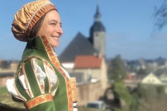 Mit der „skandalösen Herzogin“ noch einmal durchs Schloss Rochlitz - Gästeführerin Anke Halumbirek ist „Die skandalöse Herzogin“ auf Schloss Rochlitz.
