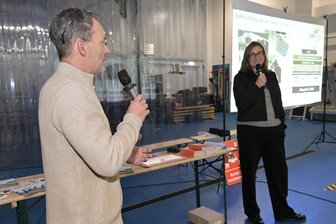 Mit der Straßenbahn von Marienthal zum Zwickauer Hauptbahnhof? Wann die Oberbürgermeisterin damit rechnet - Tiefbauamtsleiter Thomas Pühn und OB Constanze Arndt auf der Einwohnerversammlung für Marienthal im Gerätehaus der Freiwilligen Feuerwehr.
