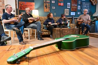 Mit der Ukulele durch die Kulturhauptstadt: Neue Töne im „Inspire“ - Gemeinschaft geht vor Virtuosität im Ukulele-Club. Jens Kassner (2. v. l.) im Selbsttest.
