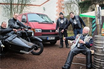 Mit der Ural geht's zum Wintertreffen auf die Augustusburg - Von Schöna nach Augustusburg: Ronny Süptitz, Matthias Fröhlich, Heinrich Tempel, Ronny Birkner, Manfred Fiedel (von links). Foto: Hendrik Jattke